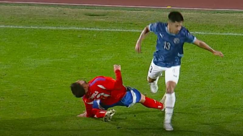 Momento exacto en que Felipe Loyola se lesionó jugando con la Roja - Créditos: Captura CHV