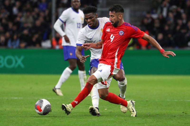 Mauricio Isla se acerca a Colo Colo - Crédito: Photosport