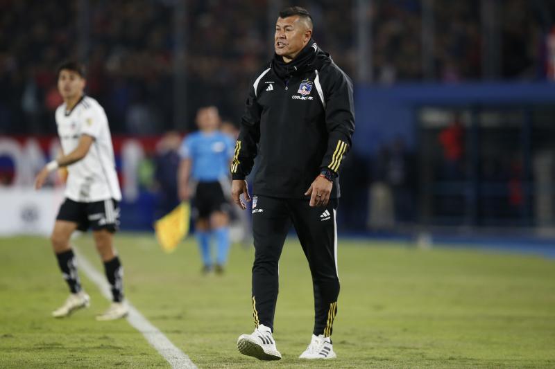 Jorge Almirón con el buzo del Cacique. Crédito: Photosport.