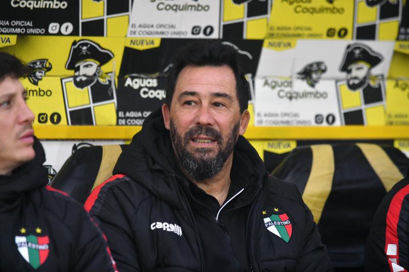 Palestino anunció la salida del entrenador Pablo Sánchez - Crédito: Photosport