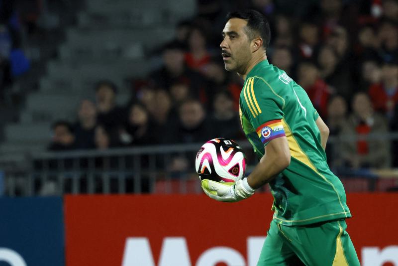 Preocupación por el estado físico de Claudio Bravo antes de la Copa América 2024 - Crédito: Photosport