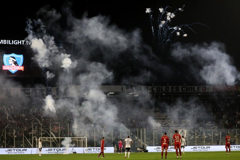 Graves incidentes de hinchas de Colo Colo en el Estadio Monumental - Crédito: Photosport