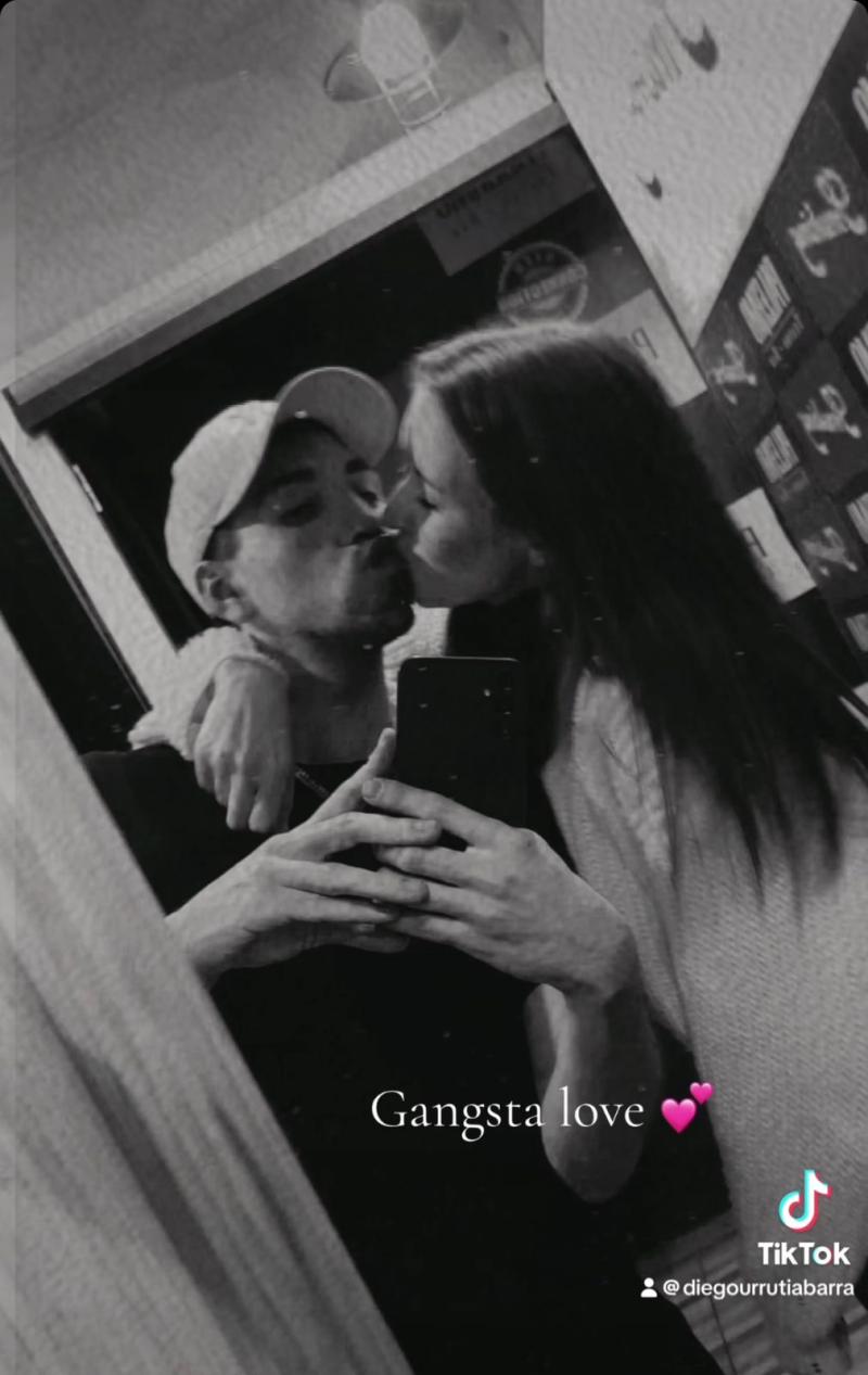 TikTok - Carla Jara y Diego Urrutia