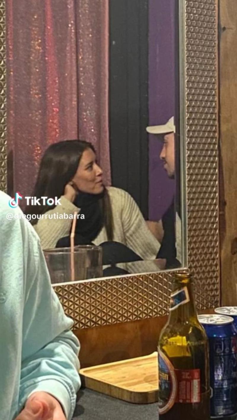 TikTok - Carla Jara y Diego Urrutia