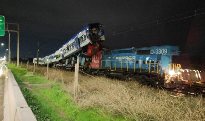 X @Louisvasquez23 - Choque de trenes en San Bernardo