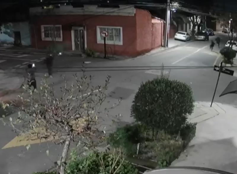 Los graban disparando: Balean casa de un extranjero en Independencia