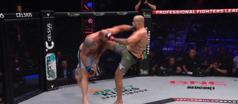 @PFLMMA - Golpe simultáneo entre dos luchadores de MMA