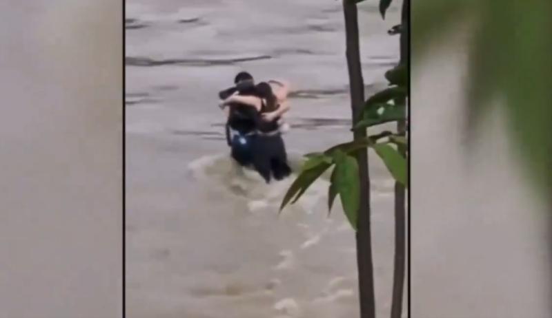 Trágicas imágenes: captan a tres jóvenes abrazándose antes de desaparecer en un río en Italia