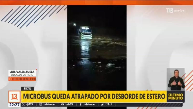 Microbús quedó atrapado en Tiltil - T13