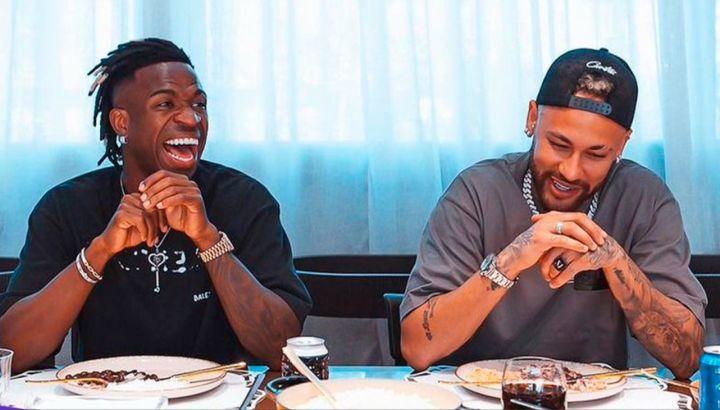 Neymar junto a Vinicius Jr.