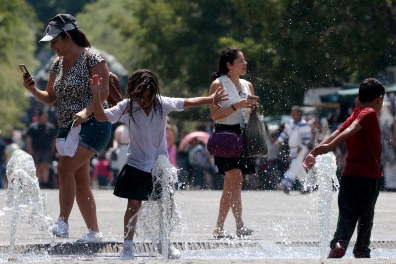 AFP - Niños jugando en una fuente de agua en Guadalajara, México