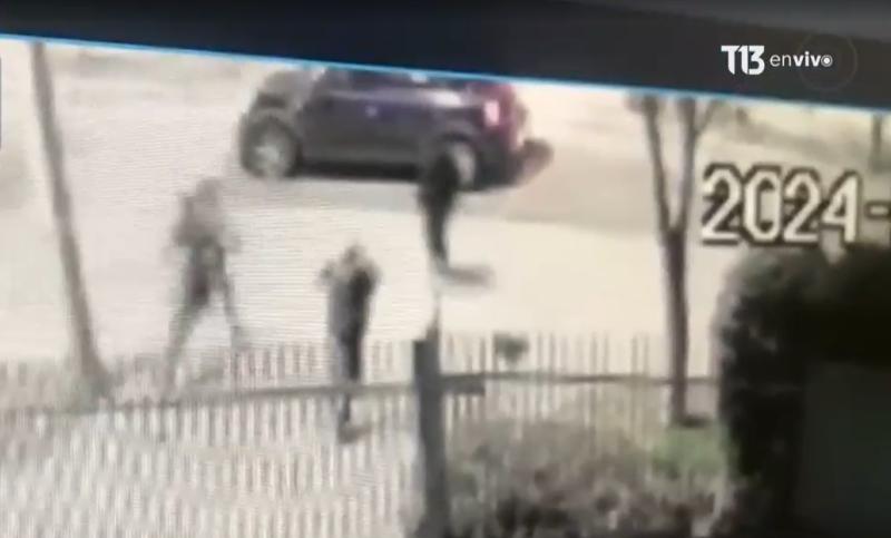 Estaba desarmada y con sus dos hijos: Carabinera fue víctima de portonazo en La Reina