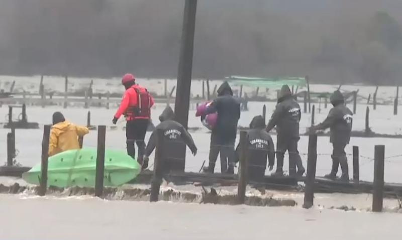 Rescate de familias tras desborde de río en Arauco - Tu Día