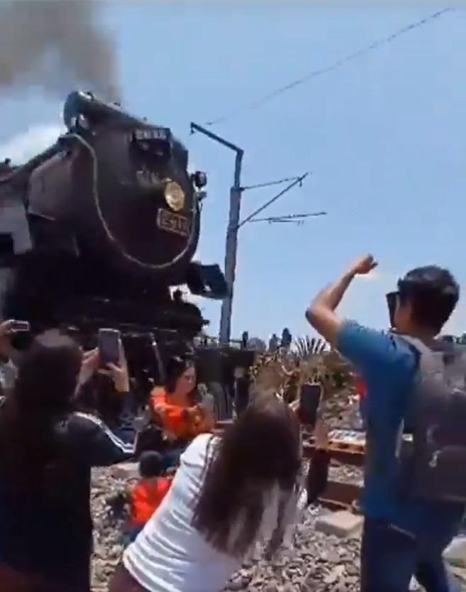 X - Mujer que murió tras intentar tomarse una selfie con el tren