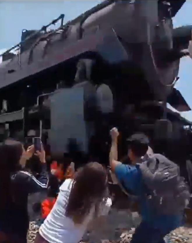 X - Mujer que murió tras intentar tomarse una selfie con el tren