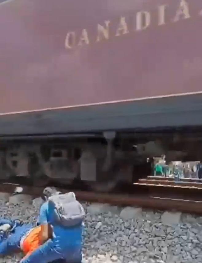 X - Mujer que murió tras intentar tomarse una selfie con el tren