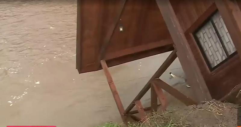 T13 - Casa de Quillón ya se sumerge en el río