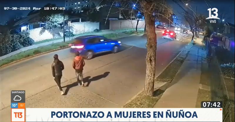 Atacantes iban a pie: Captan portonazo a dos mujeres en Ñuñoa