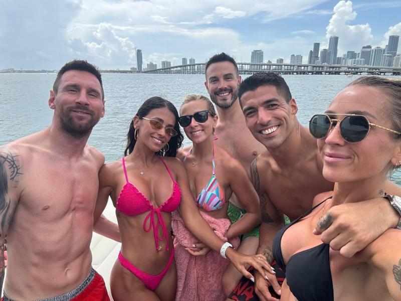 Antonela Roccuzzo con Lionel Messi y Luis Suárez durante sus vacaciones - Créditos: Instagram @antonelaroccuzzo