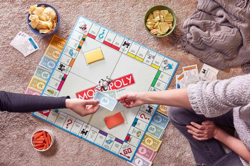 medium - Encuentran tablero gigante de Monopoly al quitar alfombra para renovar su casa