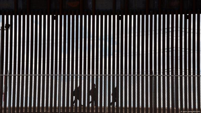 Deutsche Welle - Uno de los temas a abarcar con el "Proyecto 2025" es la inmigración ilegal. La propuesta del manifiesto es que haya más dinero para construir un muro y para el Ejército.