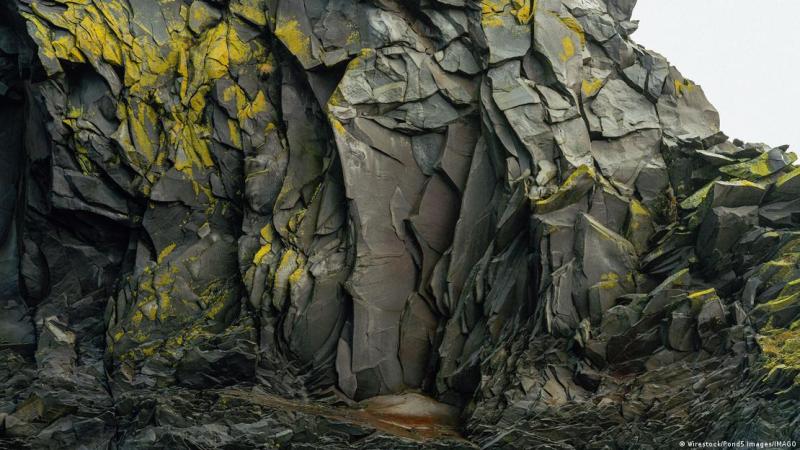 Deutsche Welle - Imagen de archivo: rocas afiladas de una playa que parecen la superficie de marte o de otro planeta.