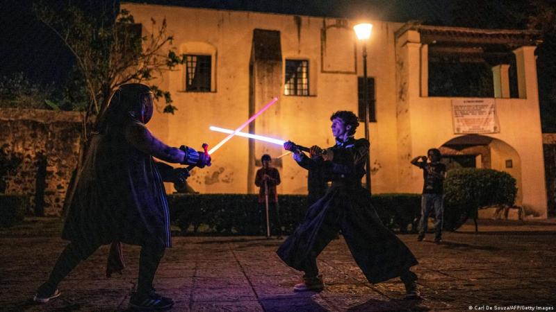 Deutsche Welle - Duelo de sables de luz como parte de un examen de la Jedi Knight Academy.