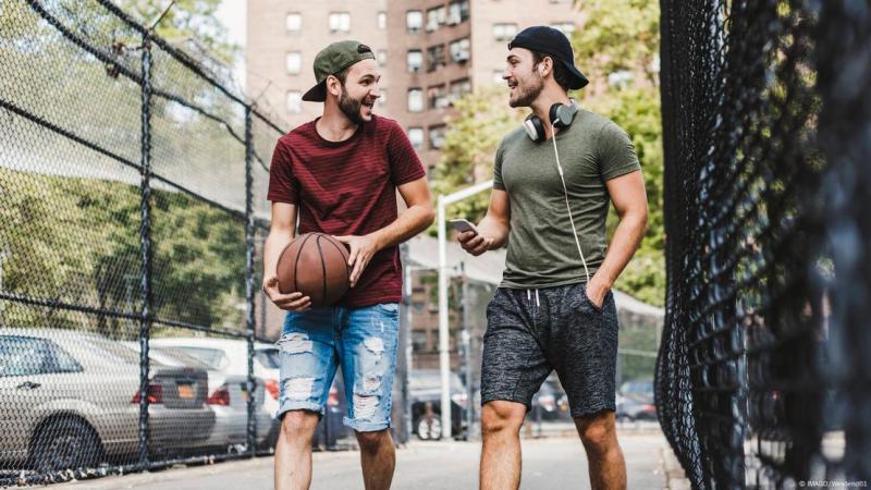 Deutsche Welle - "Se trata del primer estudio a gran escala que examina la expresión facial en las interacciones del mundo real", aseguró la Dra. Eithne Kavanagh, investigadora y autora principal del estudio para caerle bien a la gente.