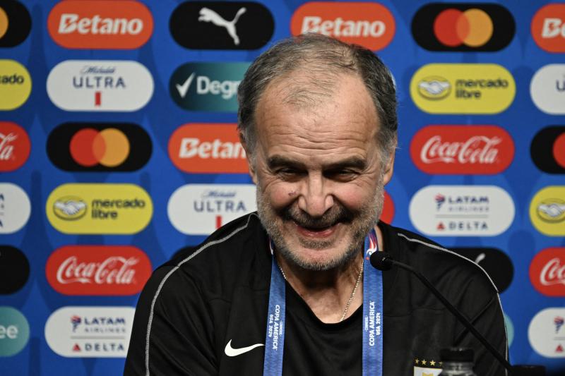 Marcelo Bielsa en conferencia de prensa - Crédito: AFP