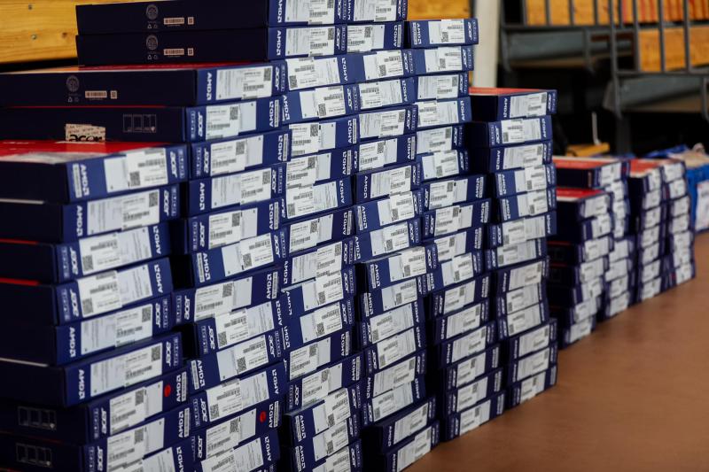 Agencia Uno - Junaeb entrega notebooks de las Becas TICS