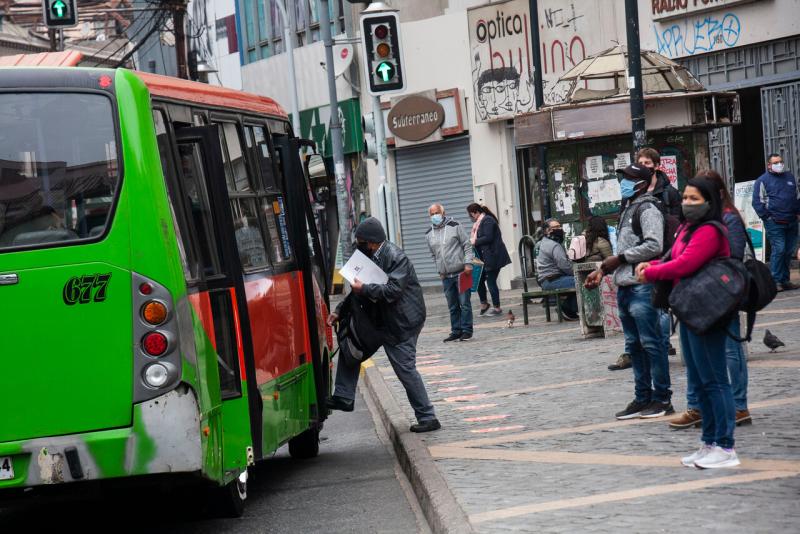 ¿Carreras de micros en Valparaíso?: Propuesta genera debate en redes sociales
