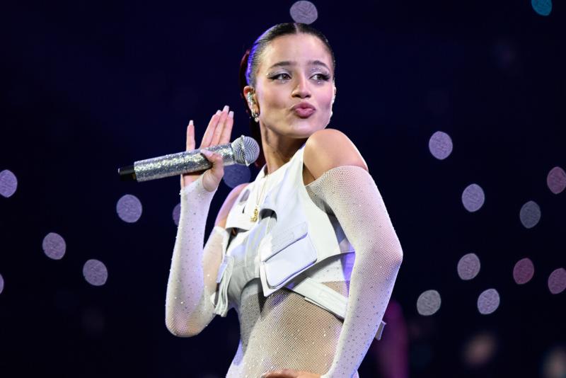 Agencia Uno - Emilia Mernes en Viña 2023.