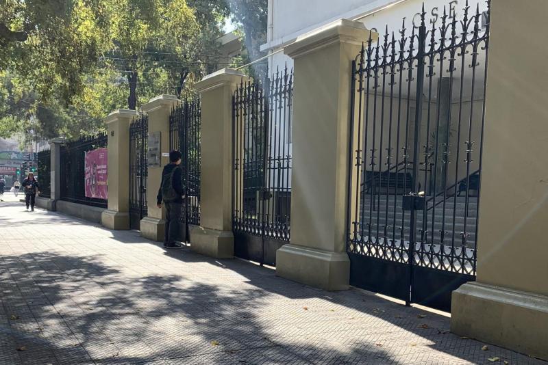 Personas externas participarían en desórdenes en Liceo Lastarria - Agencia Uno