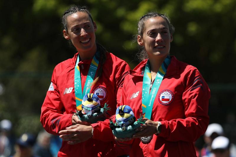 Agencia Uno - Antonia Abraham junto a su hermana Melita. La chilena con más medallas en Panamericanos será abanderada en los Juegos Olímpicos con Nicolás Jarry.