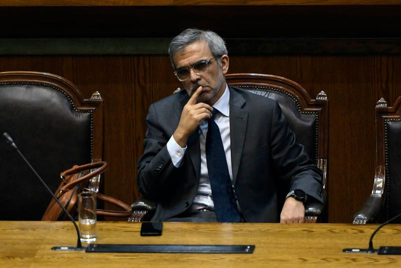 Agencia Uno - Ministro de Justicia, Luis Cordero, firmó documento para ampliar Santiago I