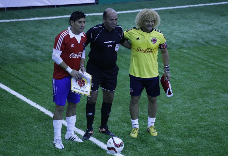 Agencia Uno - Iván Zamorano y Carlos Valderrama, junto al fallecido árbitro chileno Rubén Selman