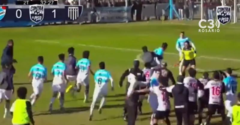 La agresión en el fútbol argentino desató una batalla campal - Créditos: Captura