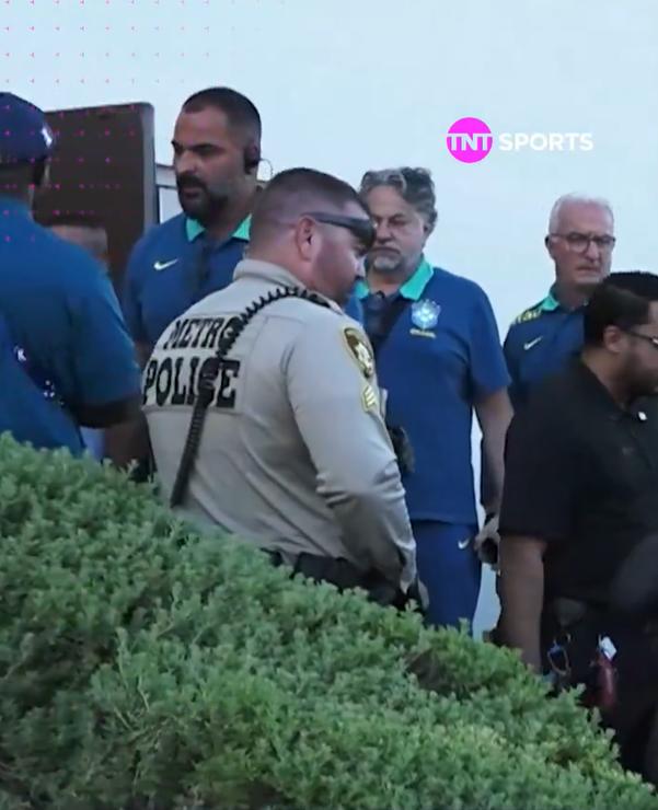 Delegación de Brasil con los guardias - Créditos: Captura TNT Sports