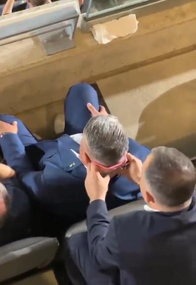 Luciano Nakis secando el sudor de Chiqui Tapia - Créditos: Captura