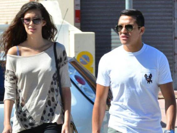Alexis Sánchez y Michelle Carvalho - Créditos: Archivo