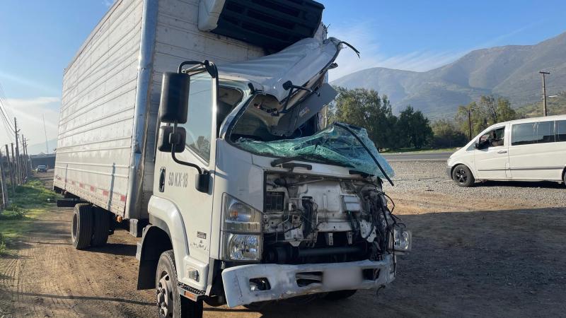 El camionero está en estado grave pero estable en el Hospital Félix Bulnes.
