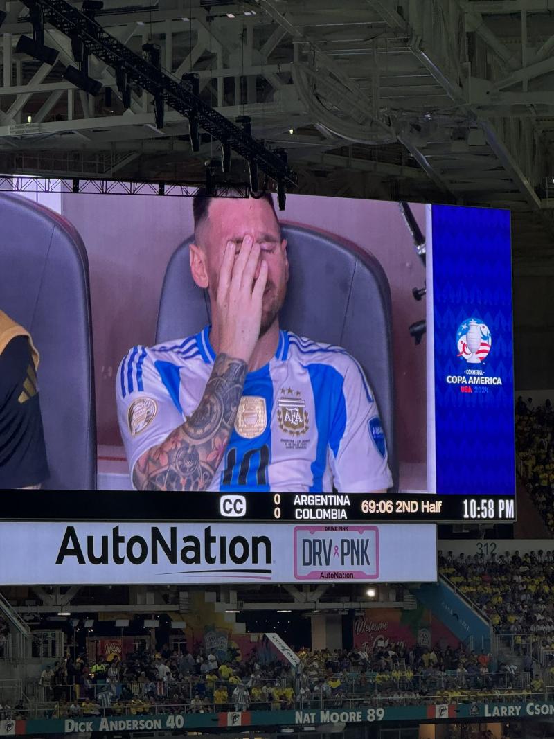 Lionel Messi llorando tras salir reemplazado en la final de la Copa América - Créditos: @InvictosSomos