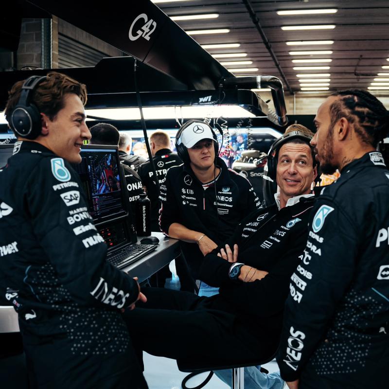 Russell y Hamilton, Fórmula 1. Crédito: Mercedes Benz.