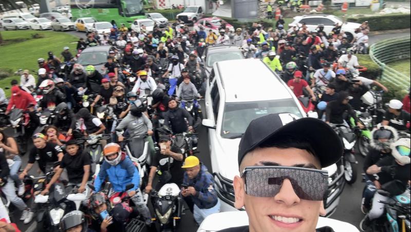 Cedidas a T13 - Créditos @gasparalvarezl @frafractal - Caótica llegada de El Jordan 23 a México.