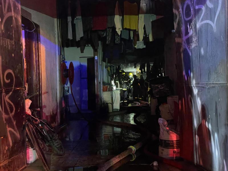 Bomberos - Diez compañías de bomberos llegaron hasta Santiago por incendio.