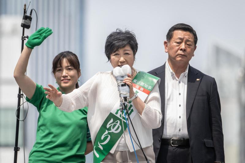 AFP - La candidata para gobernadora de Tokio, Yuriko Koike, en un discurso de campaña