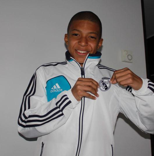 Mbappé con la camiseta del Real Madrid de niño