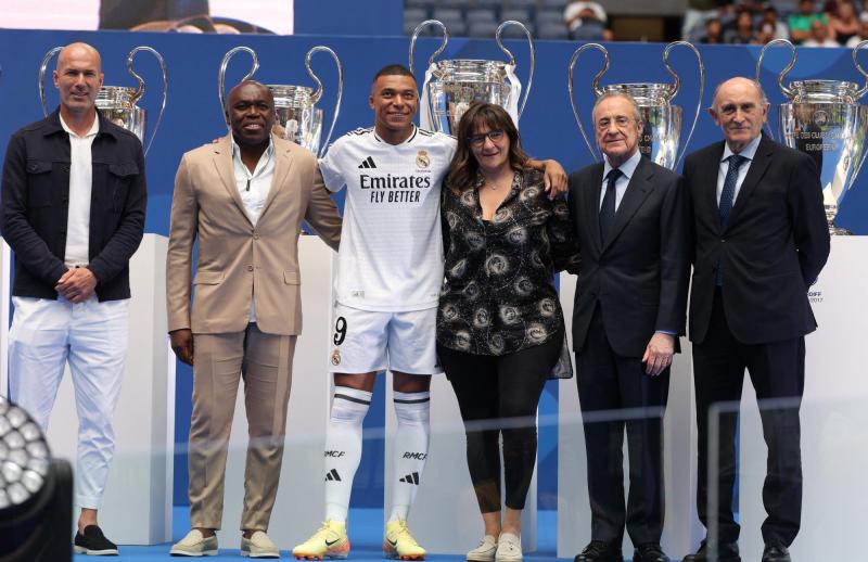 Mbappé con sus padres, el ex jugador Zinedine Zidane y los representantes del Real Madrid