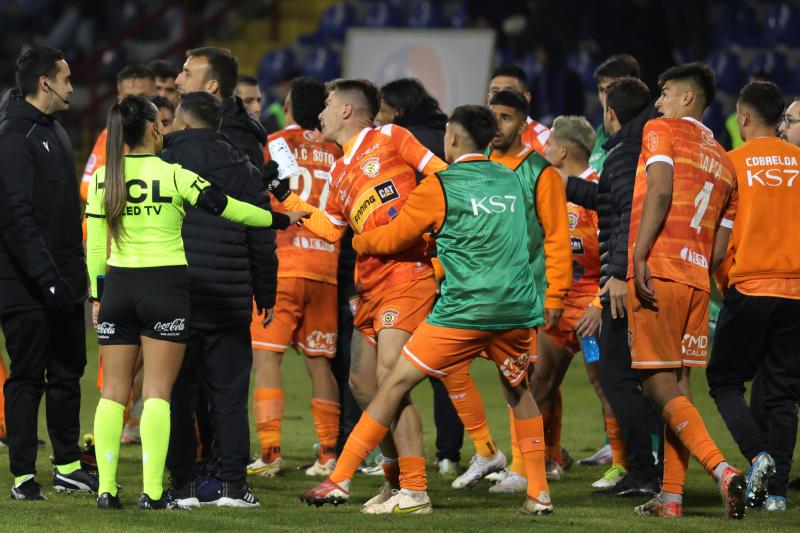 Los reclamos de Cobreloa. Crédito: Photosport.