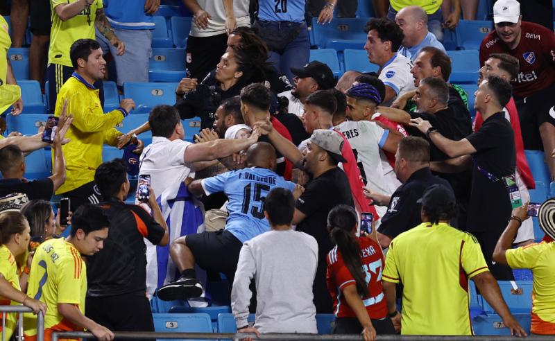 Jugadores de Uruguay contra hinchas colombianos - Créditos: @mundodeportivo